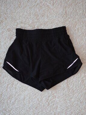 Women's Size 2 Lululemon Hotty Hot High-Rise Lined Short 2.5" Inseam, Like New